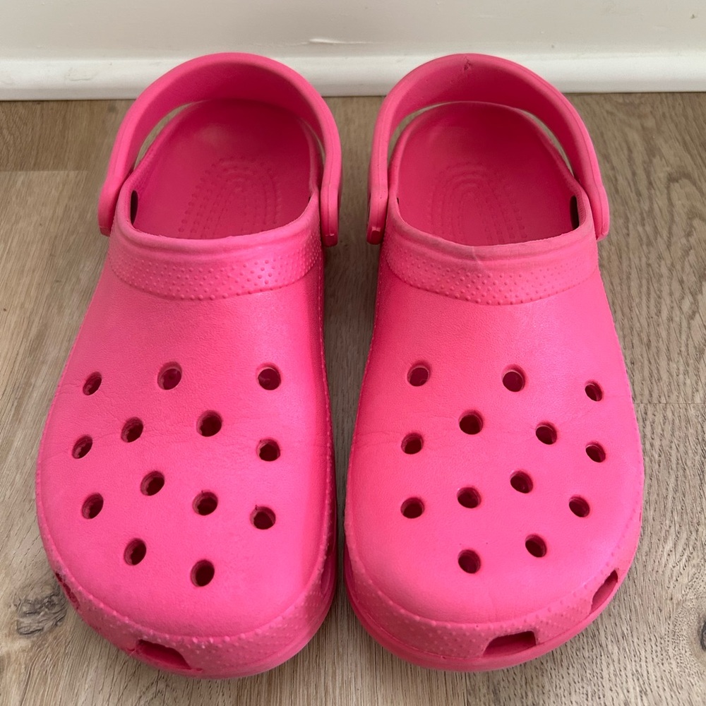 Women’s Hot Pink Crocs | Size 8 | Barbie Pink | A04 - Picture 1 of 7
